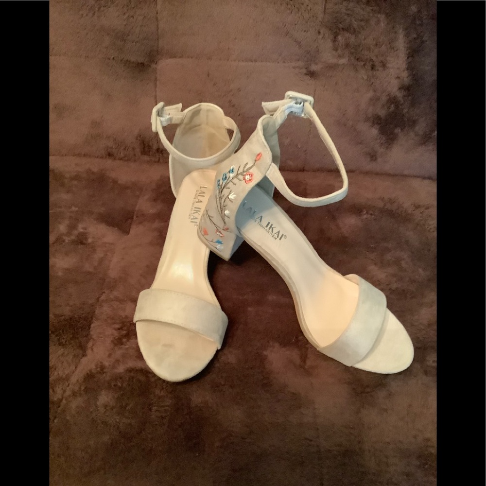 😊Beige heels, strap around ankle, embroidery on heel and back, brushed suede
